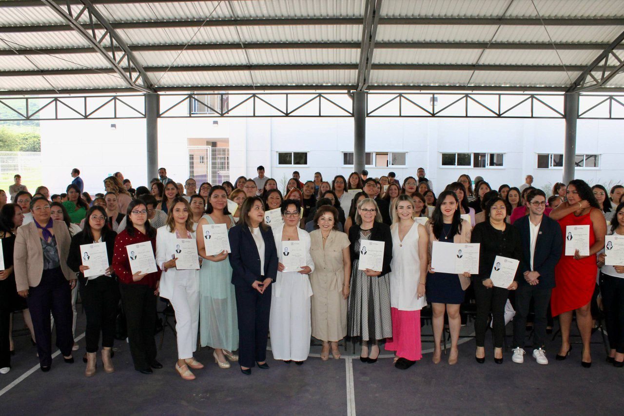 137 mujeres reciben su maestría en la Universidad de las Mujeres