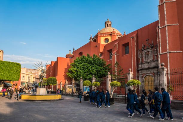 This is the ochre-colored Temple of San Francisco, in the Zenea Garden, which is the main square of the city. In the old convent of the church, the Regional Museum of Querétaro exhibits pre-Hispanic, colonial and republican artifacts.
