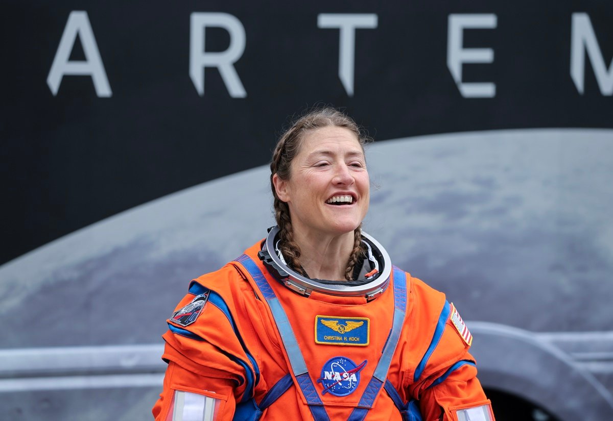 TITUSVILLE (United States), 01/04/2026.- Mission Specialist Christina Koch of NASA speaks with family members during the walkout from the Neil A. Armstrong Operations and Checkout Building toward Launch Pad 39B as part of Artemis IIs launch preparations in Titusville, Florida, USA, 01 April 2026. Artemis II is scheduled to launch 01 April 2026 on a crewed lunar flyby, the first human mission beyond low Earth orbit since 1972. EFE/EPA/CRISTOBAL HERRERA-ULASHKEVICH